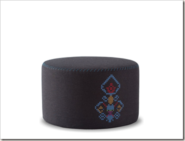 Пуховка была украшена народной вышивкой крестиком преимущественно ярко-синего цвета