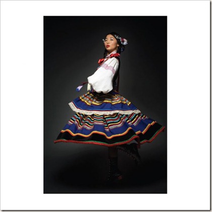 Вместе с коллекцией мебели Vox вы можете приобрести фотографии Петра Сикора: «Нацуко», «Пежу», Thesus (фотографии с выставки «Границы», на которых представлены модели разных национальностей в польских народных костюмах, представленных, в частности, в Нью-Йорке)